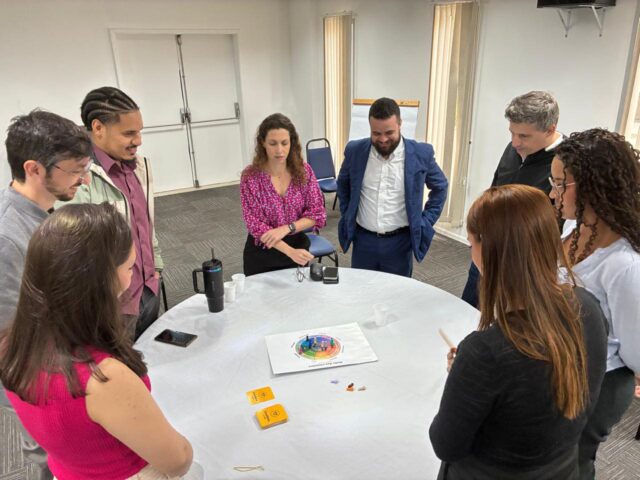 Ontem passei o dia com o time da Lundbeck.

Quando falamos de alta performance, normalmente ligamos o termo a metas, ritmo e entrega. Mas, quando um time para pra olhar como trabalha junto, a conversa muda de lugar: passa a ser sobre como as decisões são tomadas, como as divergências viram avanço e como cada um contribui para o resultado do outro.

Resultado é consequência. O que vem antes é vínculo, clareza e cuidado com quem está do lado.

Obrigado, time Lundbeck, pela disposição de fazer essa conversa com profundidade.