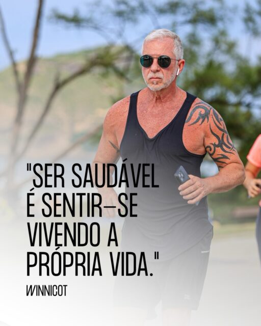 Quantas vezes você já se pegou apenas cumprindo obrigações, atravessando os dias e respondendo às expectativas dos outros, sem de fato estar ali?

Para o psicanalista Donald Winnicott, a verdadeira saúde não é um relatório médico perfeito. 

Ser saudável é a capacidade de sentir que a vida que você está levando é genuinamente sua. 

É experimentar o mundo a partir das suas próprias escolhas, dos seus desejos e, principalmente, do seu próprio ritmo.

Quando a gente se anula para caber em cenários que não nos pertencem, a vida continua acontecendo lá fora, mas o nosso mundo interno vai se esvaziando. Deixamos de viver e passamos apenas a performar.

Olhe para a sua rotina hoje. Você tem sido o protagonista da sua história ou apenas um expectador cansado das suas próprias entregas?