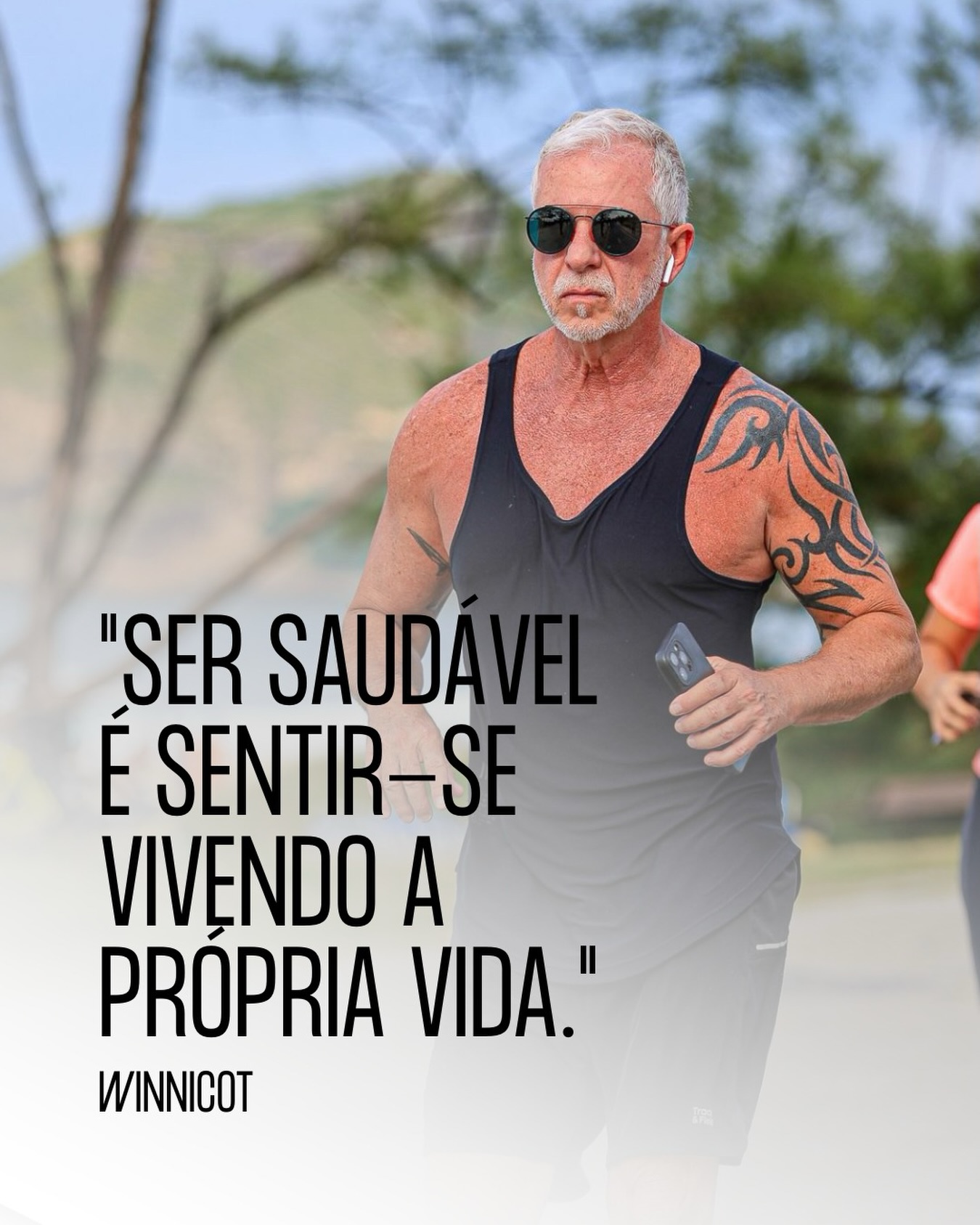 Quantas vezes você já se pegou apenas cumprindo obrigações, atravessando os dias e respondendo às expectativas dos outros, sem de fato estar ali?

Para o psicanalista Donald Winnicott, a verdadeira saúde não é um relatório médico perfeito. 

Ser saudável é a capacidade de sentir que a vida que você está levando é genuinamente sua. 

É experimentar o mundo a partir das suas próprias escolhas, dos seus desejos e, principalmente, do seu próprio ritmo.

Quando a gente se anula para caber em cenários que não nos pertencem, a vida continua acontecendo lá fora, mas o nosso mundo interno vai se esvaziando. Deixamos de viver e passamos apenas a performar.

Olhe para a sua rotina hoje. Você tem sido o protagonista da sua história ou apenas um expectador cansado das suas próprias entregas?