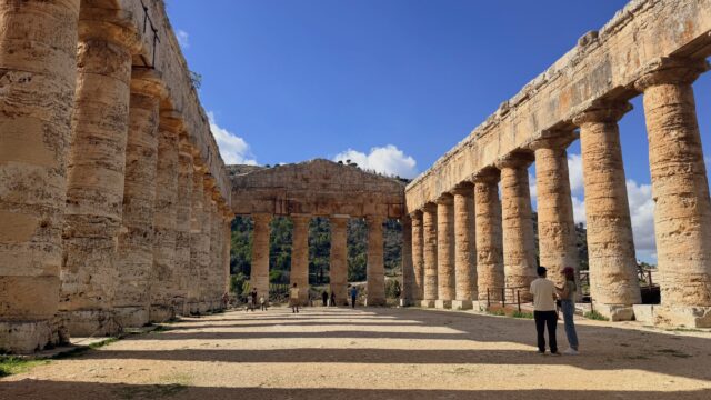 Segesta, Sicília. Um templo que nunca foi terminado e um anfiteatro com vista para o mar. 2.400 anos depois, os dois continuam de pé.