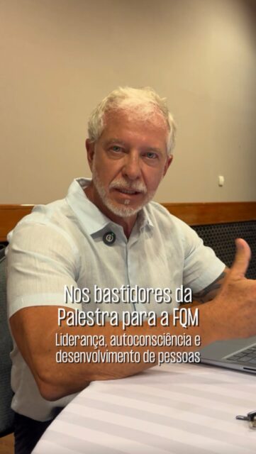 Um pouco dos bastidores da palestra que tive com a equipe comercial e de marketing da FQM.

Antes da conversa começar, aproveitei para organizar algumas ideias que estavam muito presentes para mim naquele dia: o quanto liderança, na prática, exige muito mais do que domínio técnico ou conhecimento de gestão.

Quando entram pessoas, entram também histórias, medos, conflitos, expectativas, formas diferentes de reagir e de se relacionar.

Foi justamente esse o ponto central do encontro: olhar para a liderança de um jeito mais humano, mais consciente e mais próximo da realidade de quem conduz pessoas todos os dias.

Esse vídeo registra um pouco desse momento de preparação e das reflexões que levaria para a conversa.