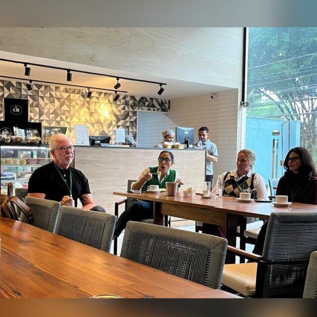 A semana antes das férias é sempre agitada. A gente quer zerar quase todas as demandas, mas esta foi além: uma viagem a São Paulo, dois workshops em dois clientes diferentes, reuniões com clientes novos e uma proposta que precisa sair antes de eu apertar o “off”. Tudo isso junto com os últimos detalhes da viagem de férias.

Mesmo assim, não deixei passar a chance de estar com um grupo de networking aqui no Rio.

Para mim, networking é muito mais do que abrir portas. É criar conexões genuínas, construir relações verdadeiras sem interesse pessoal, compartilhar o que você viveu e repensar seus modelos a partir da história de vida do outro. É isso que eu acredito de uma comunidade, e é um comportamento que a gente precisa continuar alimentando.

Tatiana e Harien, obrigado por dedicarem tempo e energia a manter esse grupo vivo e ativo. E a todo o grupo, obrigado pela recepção carinhosa e pela troca tão calorosa. Vocês deixaram a minha manhã mais intensa emocionalmente.

Nos vemos em breve.