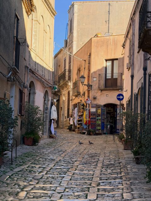 Erice - Cidade medieval no alto da montanha, a 750 metros de altura, com a costa de Trapani aos pés. Também dá para chegar de teleférico, que sobe uns 650 metros em 10 minutos. Como foi bom andar pelas ruas de pedra e no final sair da dieta comendo a genovese, o doce típico, na Maria Grammatico.